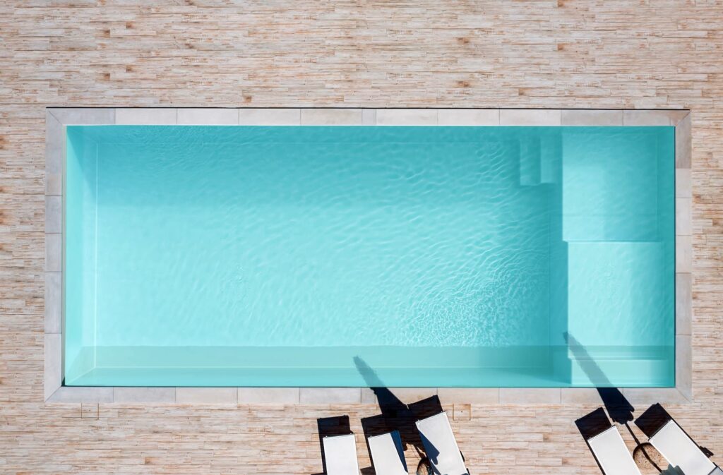 QUELS SONT LES AVANTAGES D’UNE PISCINE MODERNE AVEC PLAGE ?