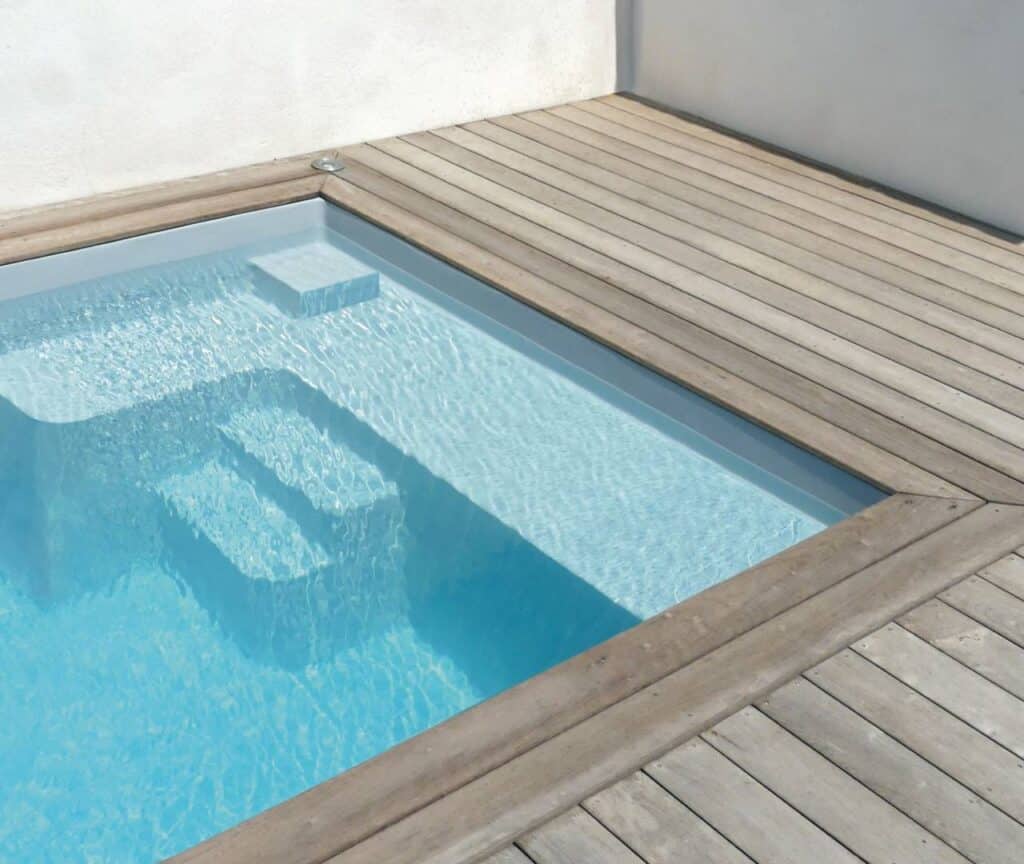 QUELS SONT LES AVANTAGES D’UNE PISCINE MODERNE AVEC PLAGE ?